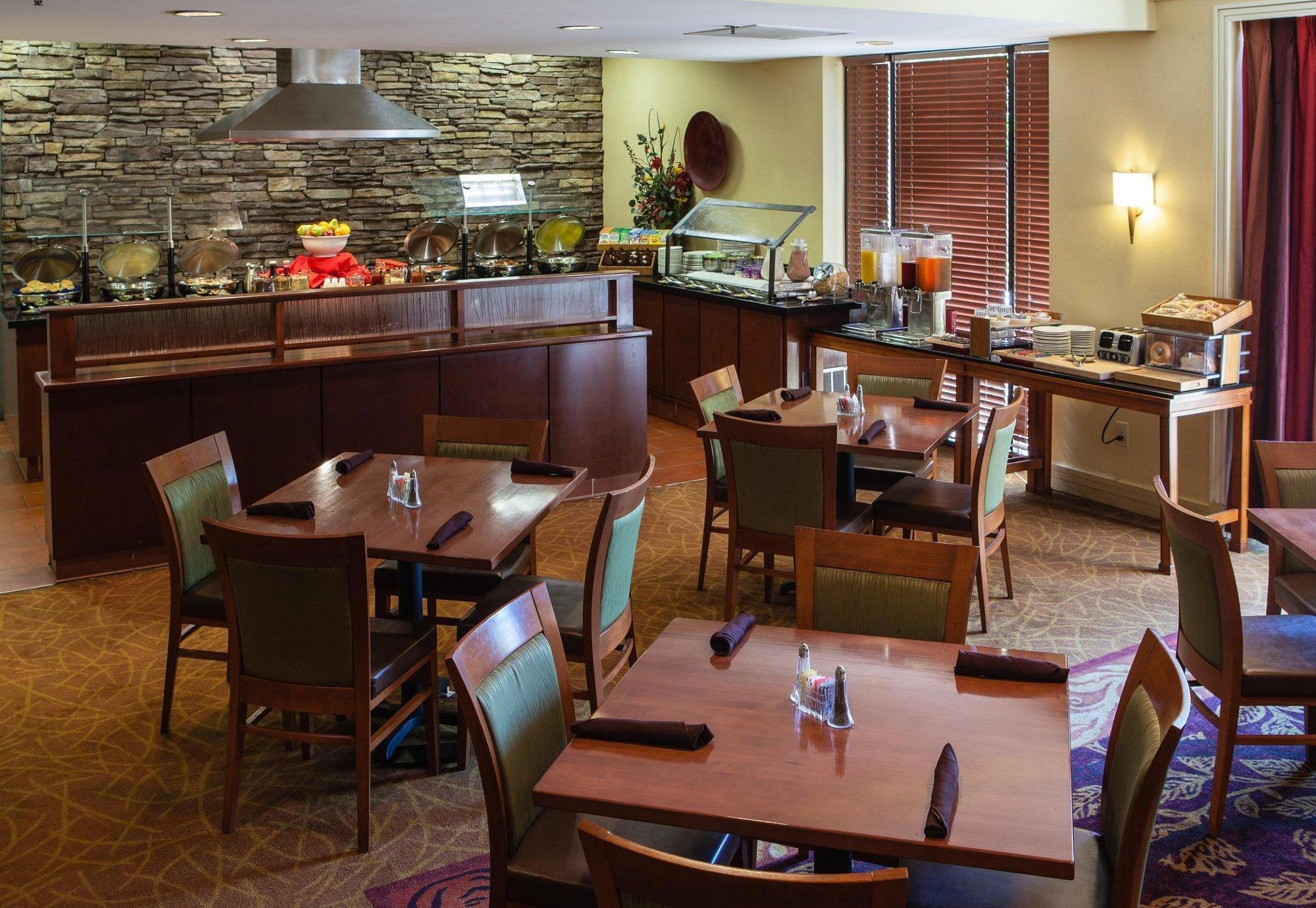 Doubletree By Hilton Atlanta Airport Hotel College Park Exterior foto